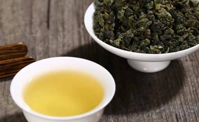 夏天喝红茶好还是绿茶好 夏天喝红茶还是绿茶好百度知道